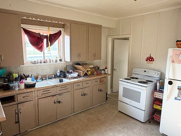 4th image of 221 W Mill St