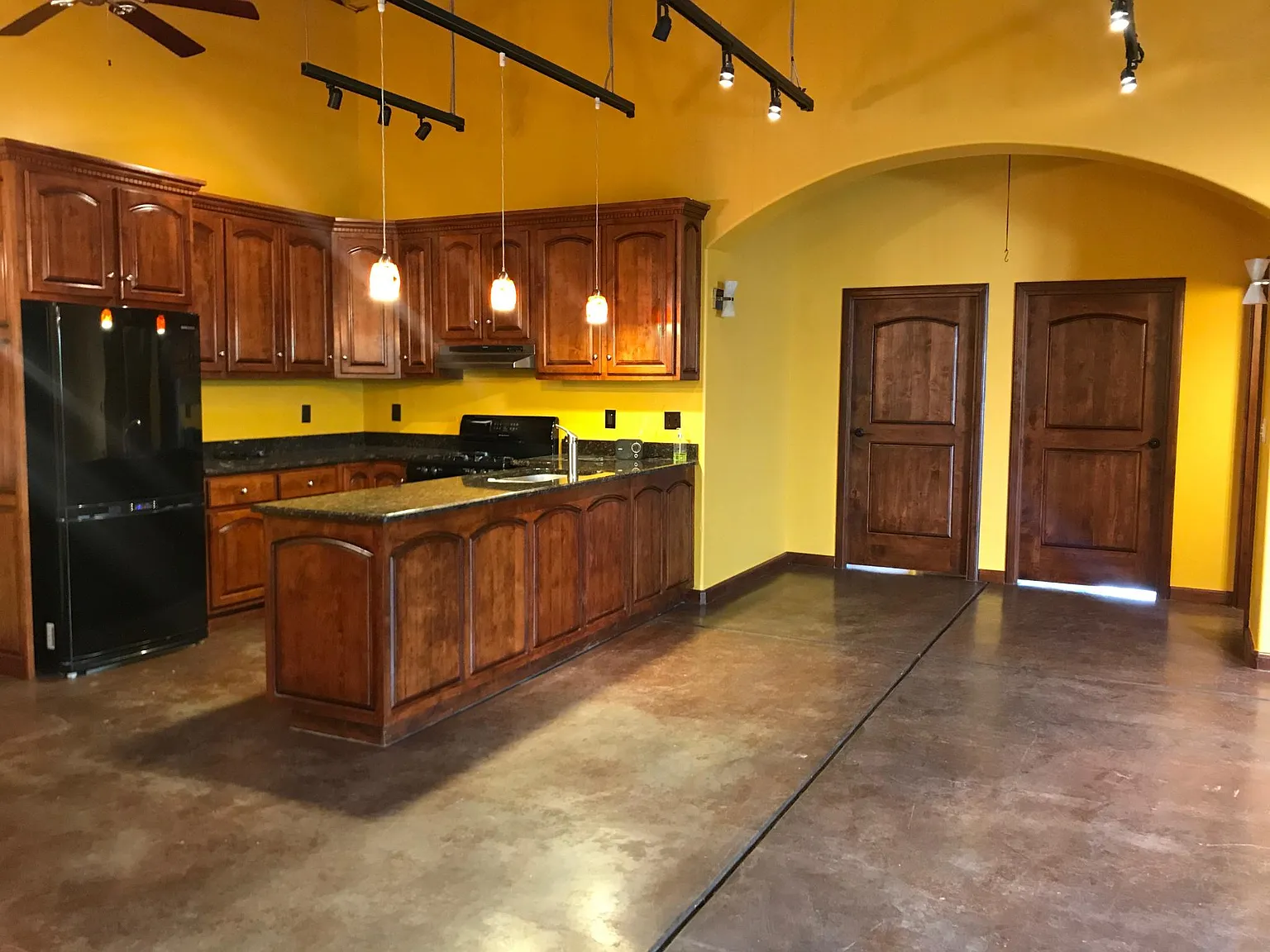 2 bed, 2400 sqft, $2,100 — Photo 1