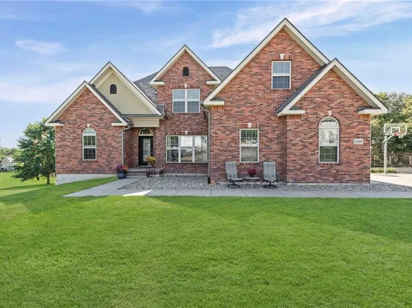 11109 Club View Dr, Saint Joseph, MO 64505