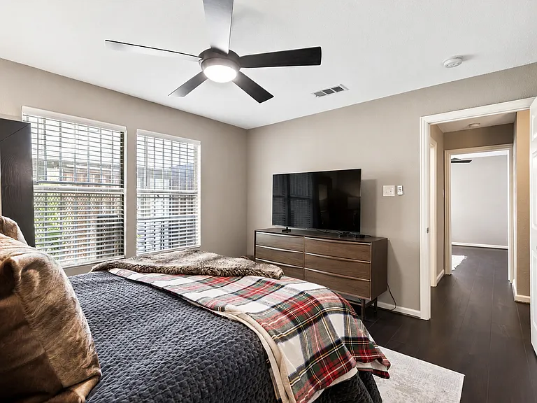 1130 S Montreal Ave — Photo 11