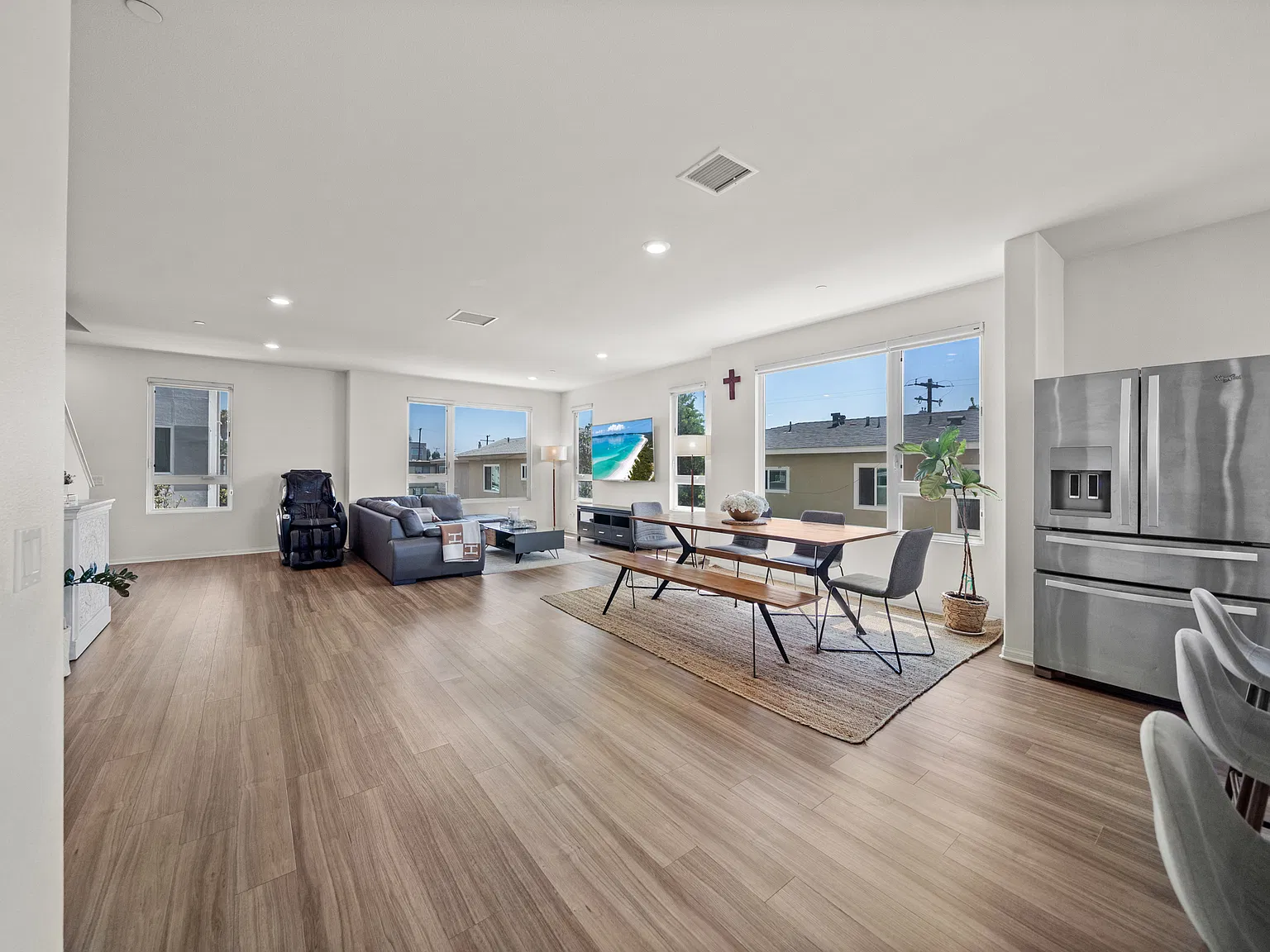 4 bed, 2322 sqft, $4,800 — Photo 1