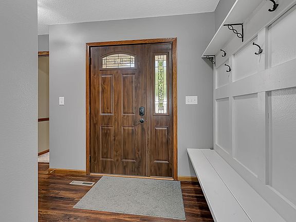 3rd image of 914 Willow Grove Cir