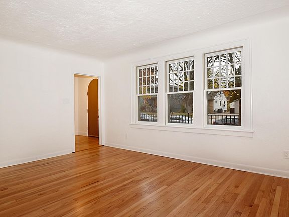 5th image of 909 E 3rd St Floor 1