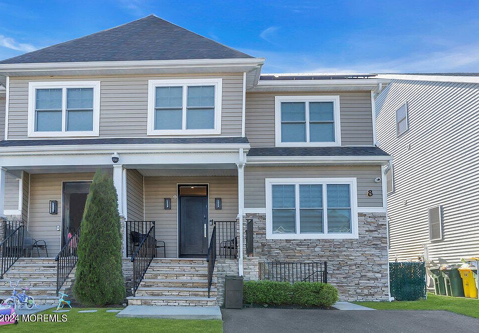 1st image of 8 Sheraton Drive