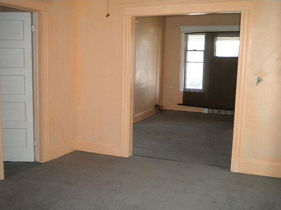 4th image of 123 Kensington Ave