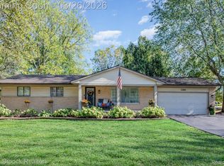 2261 Avondale St, Sylvan Lake, MI