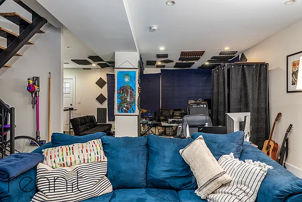 Rented by Rennit Inc. | media 10