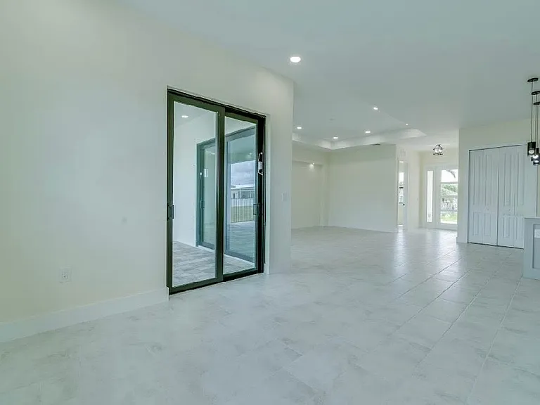 141 SW 37th Pl — Photo 16