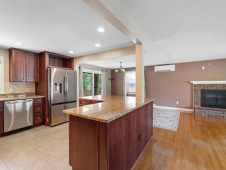 24 Hickory St — Photo 11