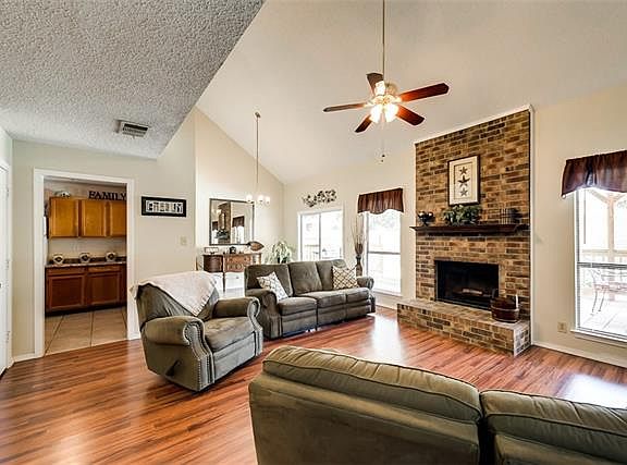 4th image of 2215 Turf Club Dr