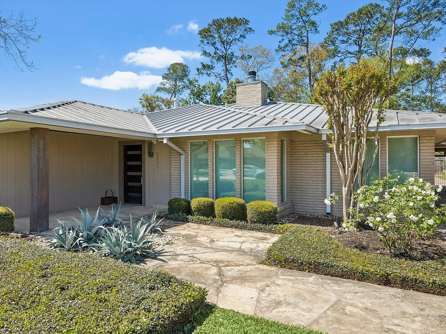 4 bed, 3.5 bath, 3896 sqft, $11,795 — Photo 3