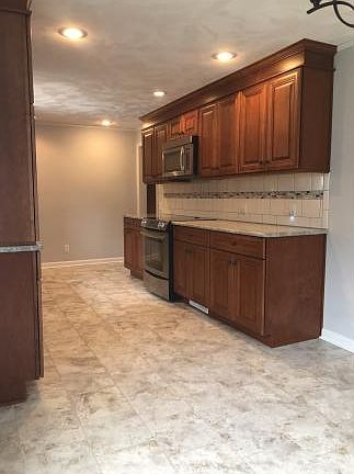 4th image of 533 Torrance Ave