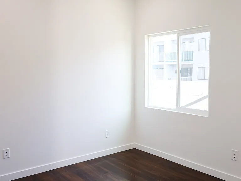 1037 Gladys Ave — Photo 11