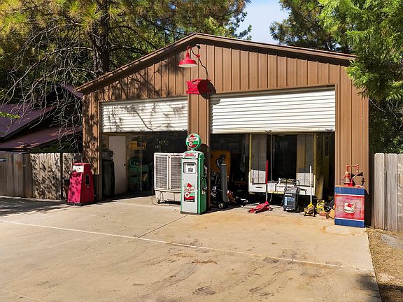 2nd image of 8 Riverview Ln