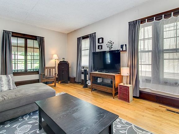 5th image of 1705 22nd Ave NE