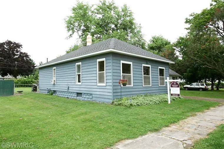611 Spring St photo 1