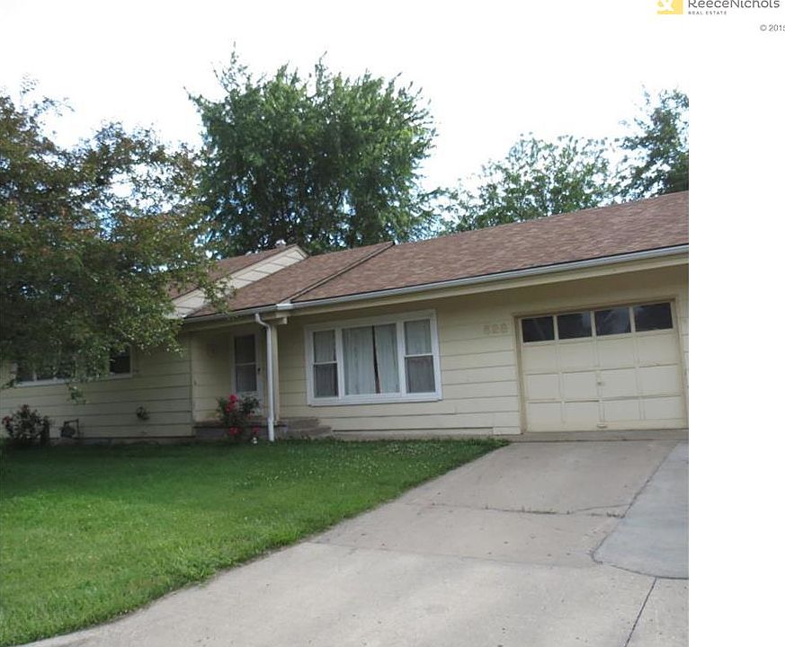 True Ranch duplex with center garage.