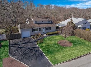 42 Crescent Pl, Smithtown, NY 11787