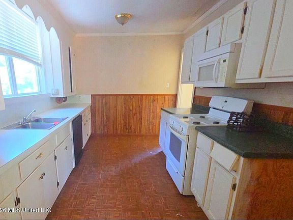 4th image of 809 University St