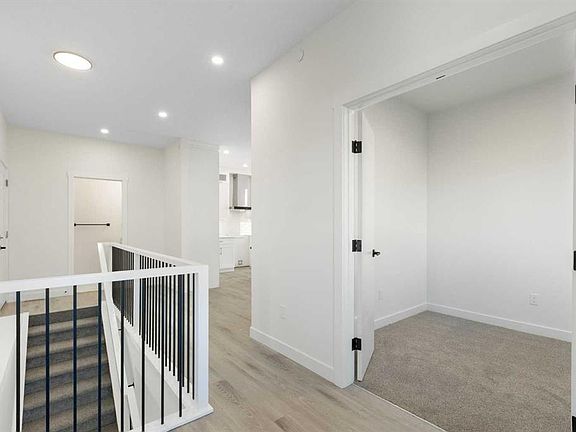 4th image of 25 N Saint Andrews Close