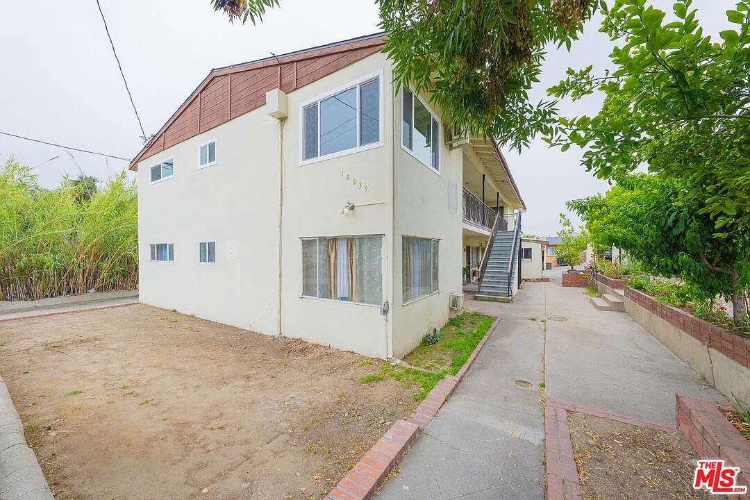 2 bed, 1.0 bath, 9588 sqft, $2,450 — Photo 1