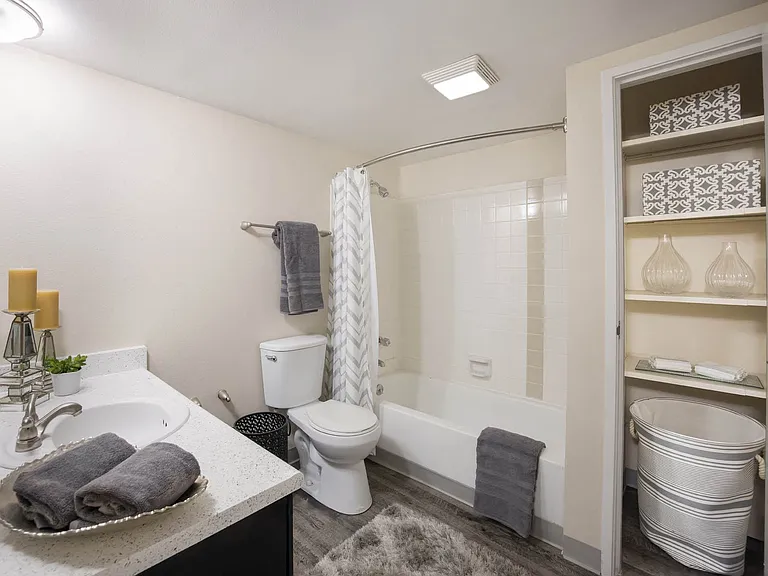 Woodland Hills Apartments — Photo 11