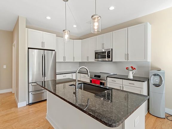 3rd image of 515 N Churton St #303