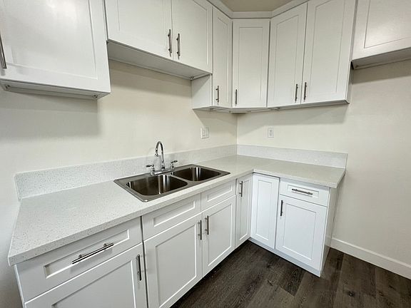 4th image of 10775 S Vernon Ave #A