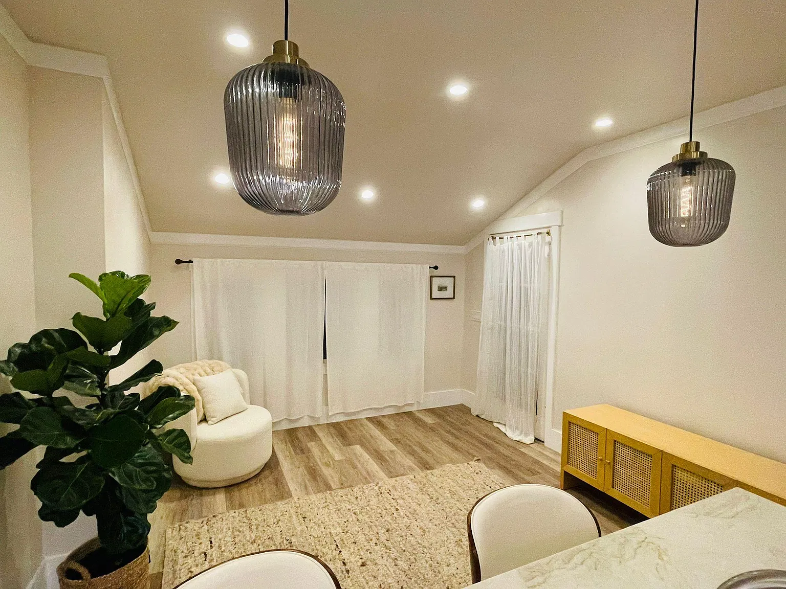 329 W Micheltorena St — Photo 3