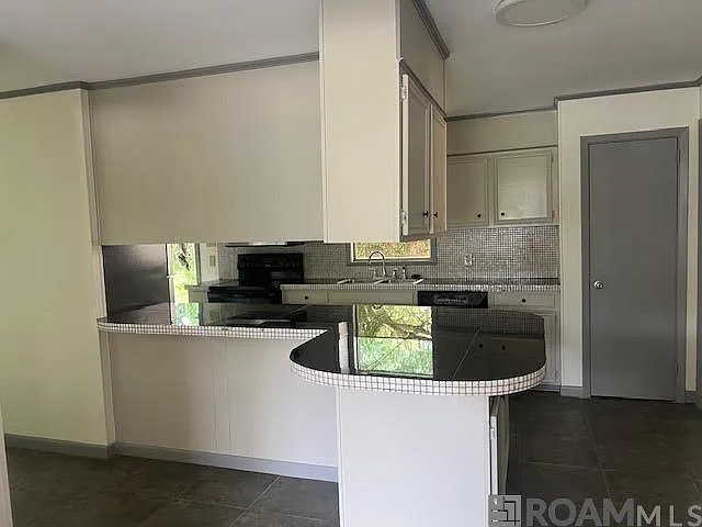 2464 Kensington Dr — Photo 5