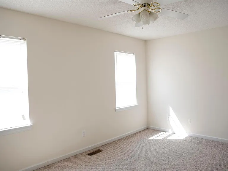 121 W Ivybridge Dr — Photo 17