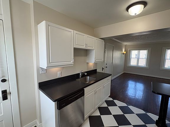 5th image of 3910 Cass St #205