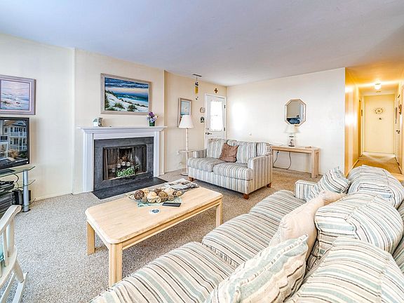 3rd image of 812 Brighton Pl #1