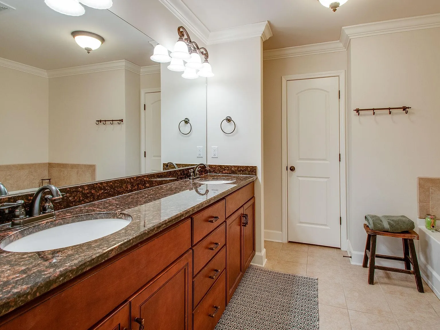 4 bed, 3.5 bath, 2830 sqft, $3,400 — Photo 4