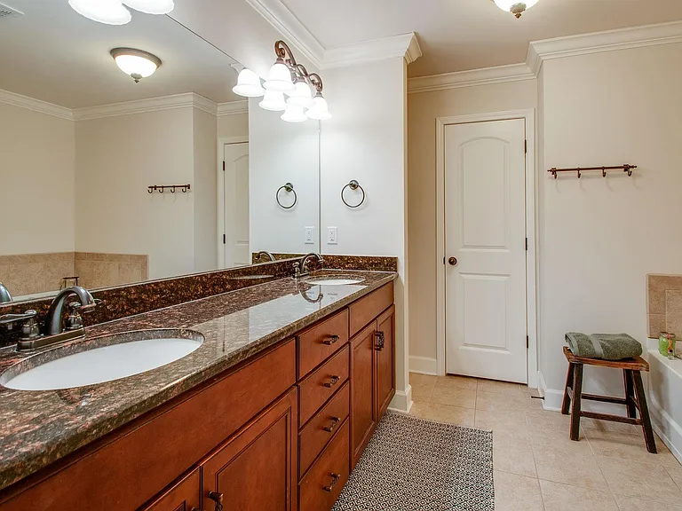 612 Nevins Pl — Photo 4