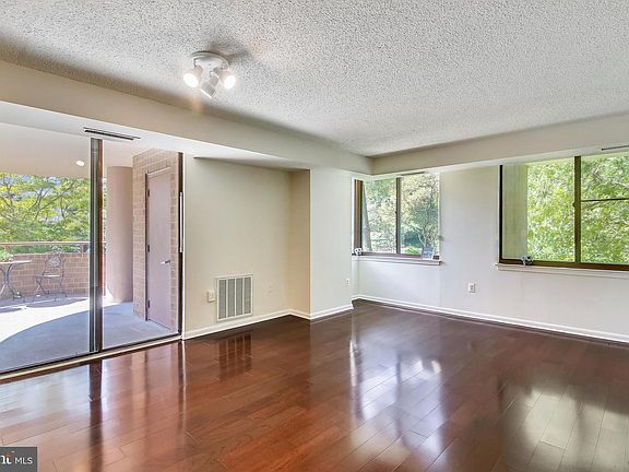5th image of 10101 Grosvenor Pl APT 205