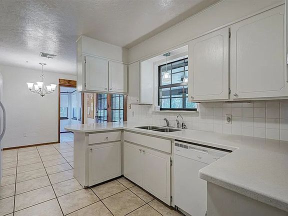 3rd image of 406 Shady Lane Dr