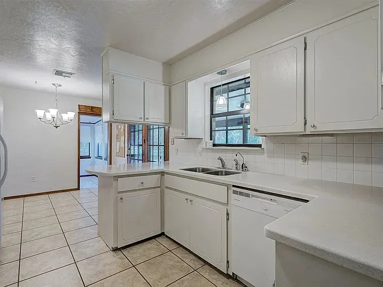 406 Shady Lane Dr — Photo 3