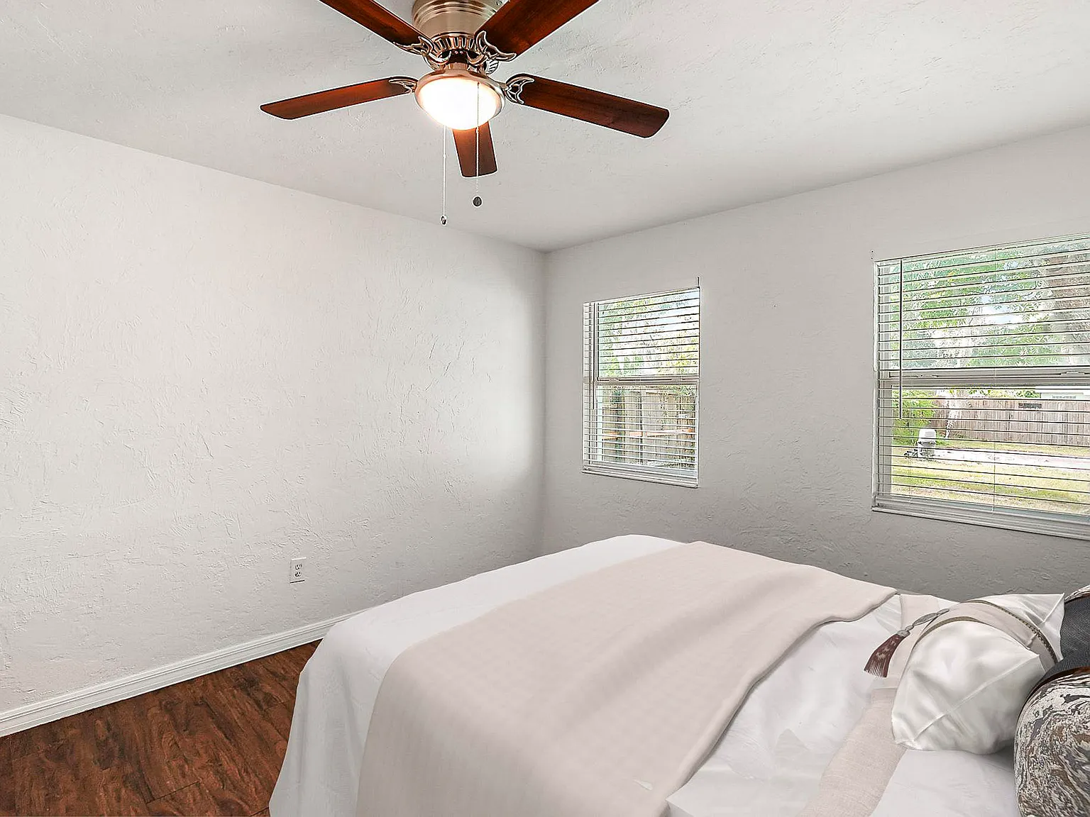 4 bed, 2.0 bath, 2800 sqft, $767 — Photo 2