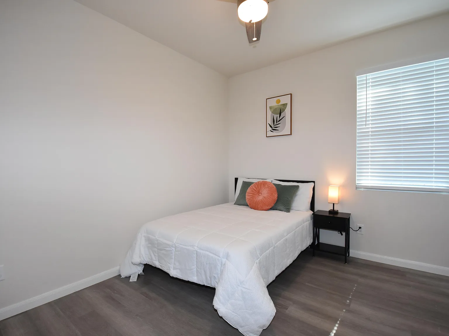 4 bed, 7.0 bath, 2300 sqft, $910 — Photo 2