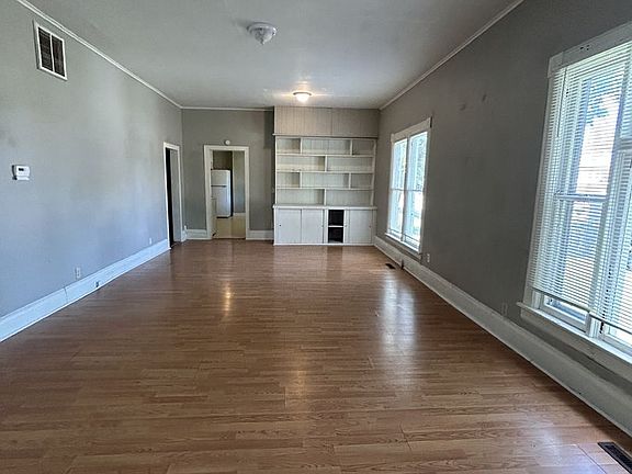 5th image of 302 S Elm St