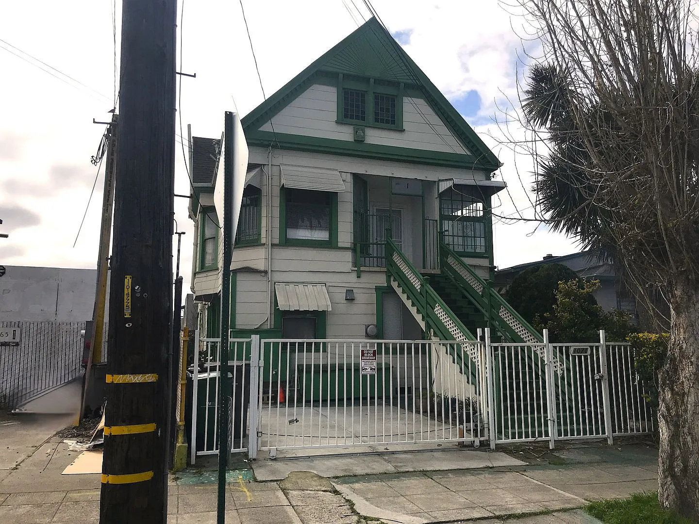 F01071 — Photo 1