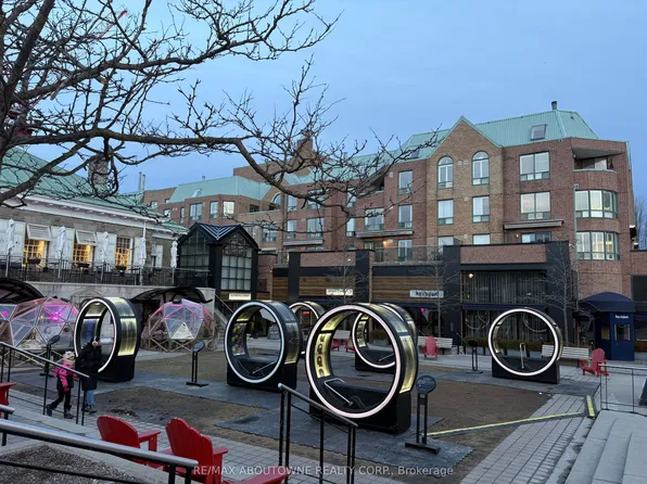 221 Robinson St #2, Oakville, ON L6J 7N9