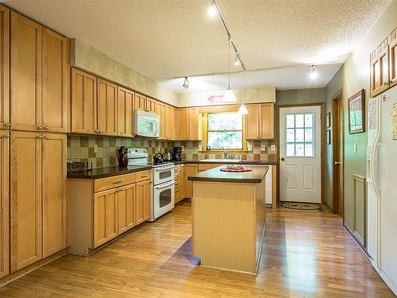 2nd image of 133 Greenwood Ct