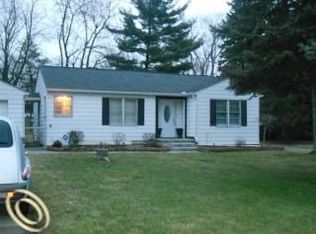 2768 Voorheis Rd, Waterford, MI 48328
