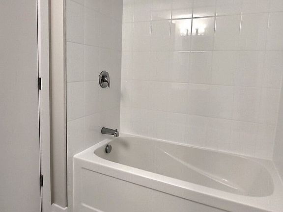 5th image of 524 Oldenburg Ave