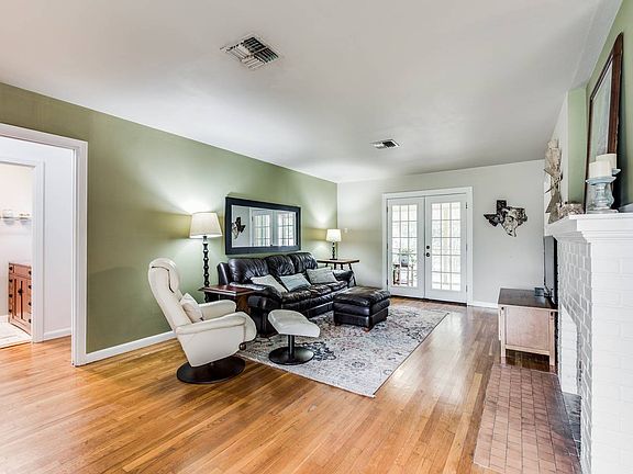 4th image of 920 Ivy Ln