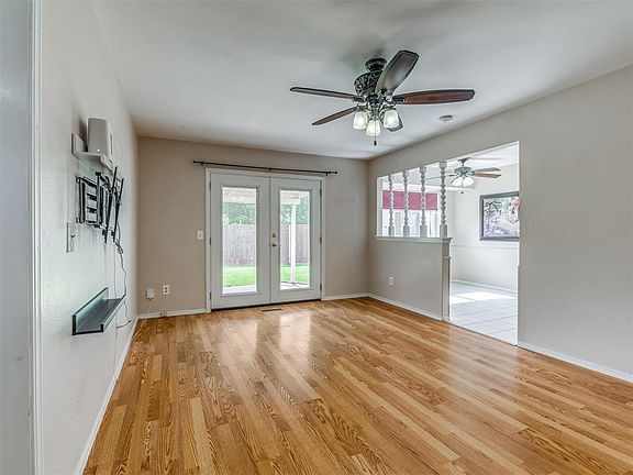 3rd image of 802 Glenwood Dr