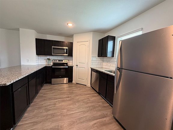 5th image of 16550 Colleen Pl