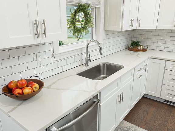 5th image of 4112 Zephyr Ln